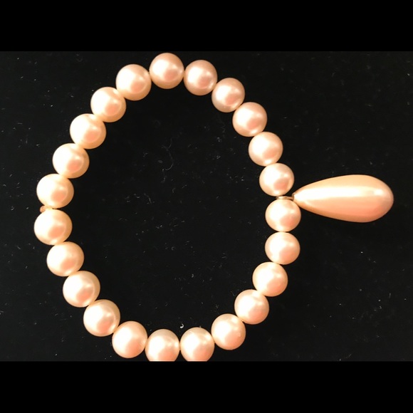 Bundle of 2 pearlized stretchable bracelets. - Picture 3 of 3